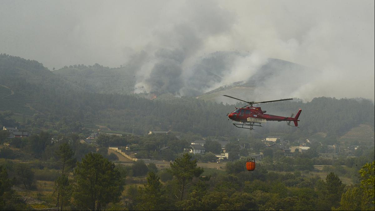 En Galicia el fuego gira sobre sí mismo de repente