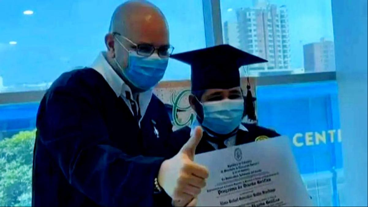 Un alumno con leucemia se pierde la graduación y el rector va al hospital para darle el diploma