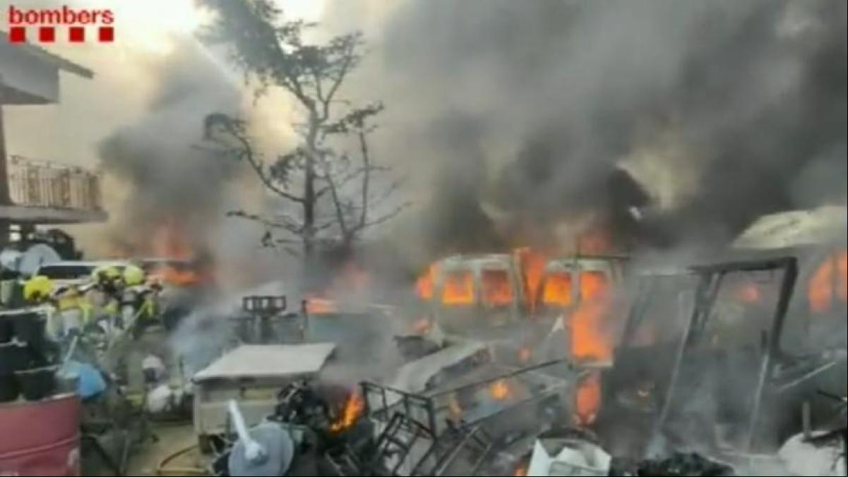 Un incendio de matojos en Bigues i Riells quema el patio de una vivienda cercana y varios coches