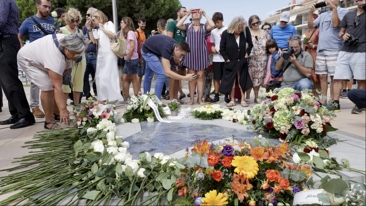 Cambrils rinde homenaje con normalidad a las víctimas del atentado yihadista