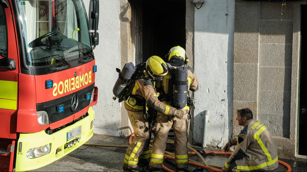 Muere un bombero en prácticas atropellado por un autobús en llamas en Santiago de Compostela