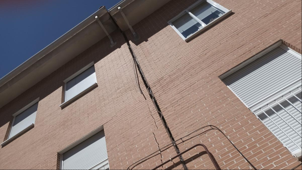 Las casas afectadas por la línea 7B instalan fisurímetros para monitorizar los daños