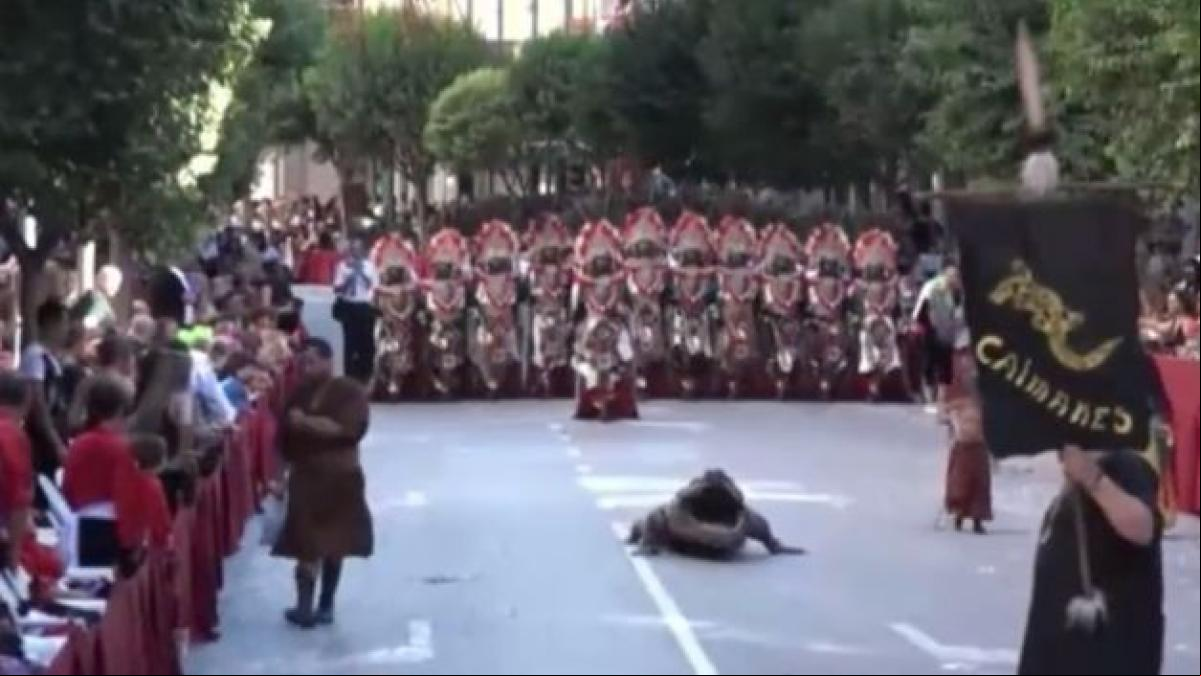 El caimán viral del desfile de Moros y Cristianos de Villena que ha hecho las delicias de Twitter