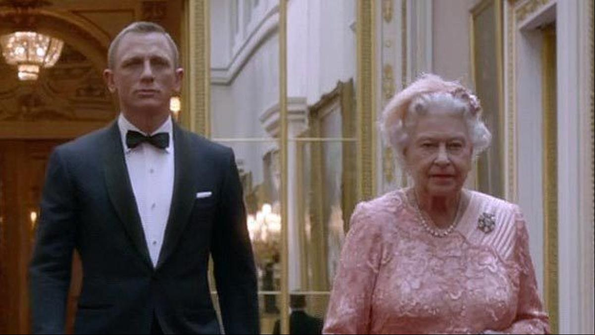 Las divertidas anécdotas que dejan traslucir el agudo sentido del deber y del humor de Isabel II