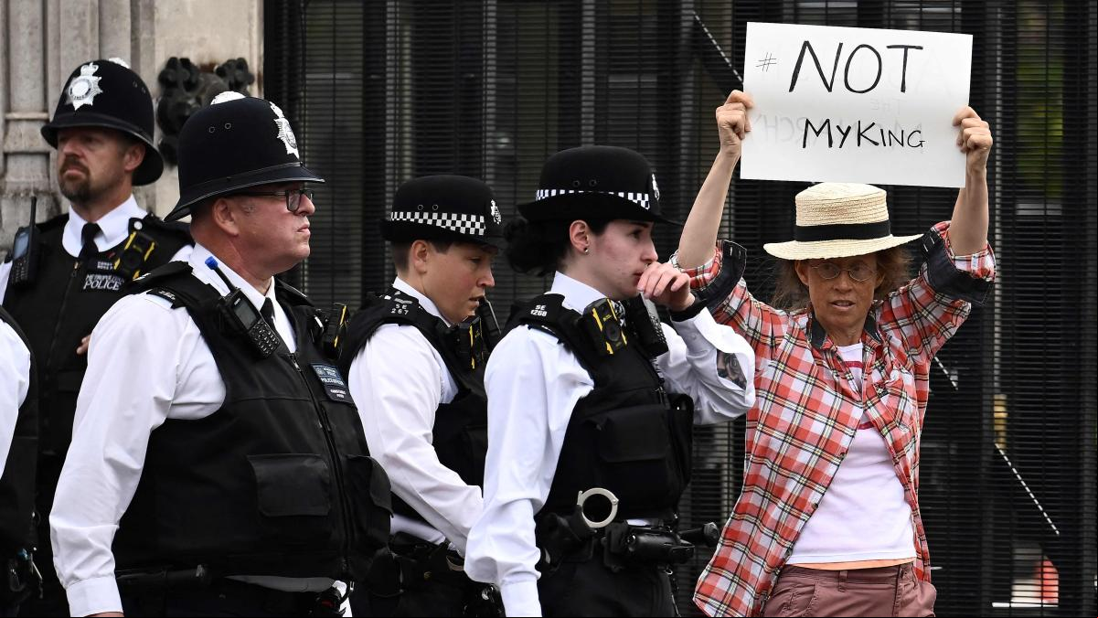 Londres vuelve al trabajo y las finanzas en un entorno de ceremonias y pompa continuas