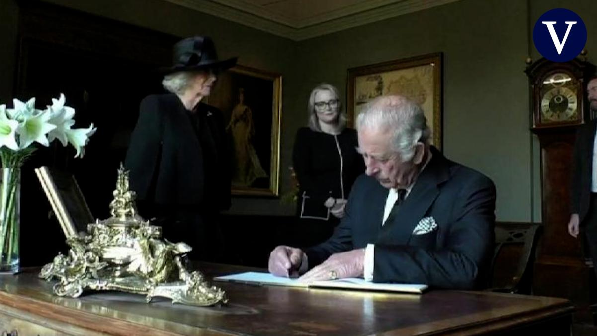 ¡No puedo soportar esta maldita cosa!: el enfado de Carlos III al mancharse con una pluma