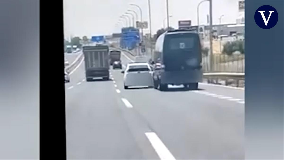 El pique entre un coche y un microbús acaba en accidente y detención por conducción temeraria El pique entre un coche y un microbús acaba en accidente y detención por conducción temeraria