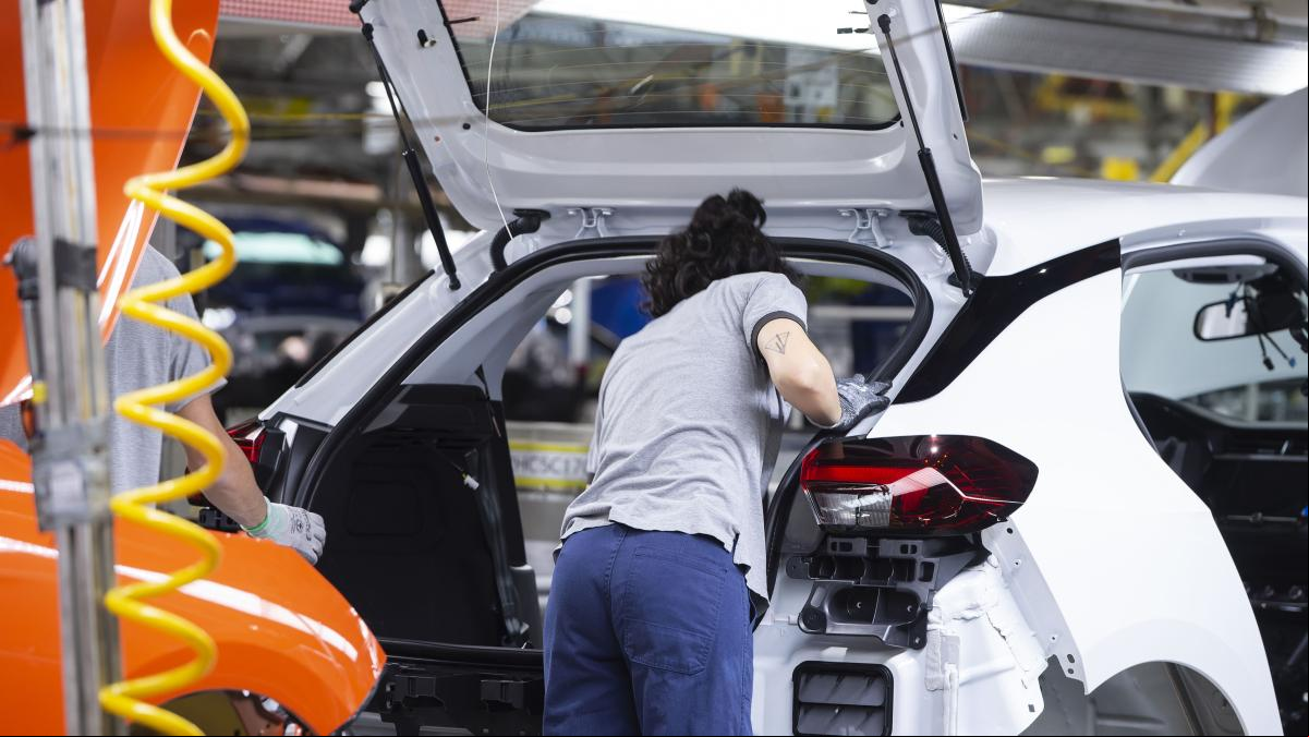 Industria recibe peticiones de ayudas por 2.200 millones para hacer baterías y coches eléctricos