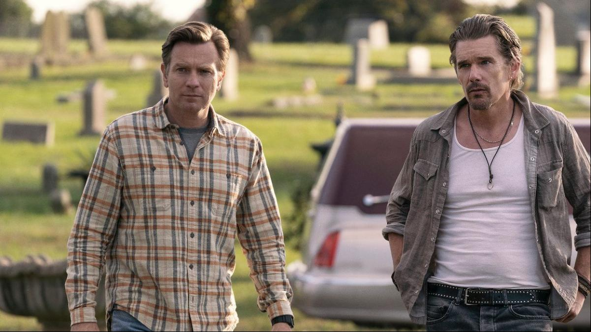 Ethan Hawke y Ewan McGregor, dos hermanastros en el funeral de un padre horrible