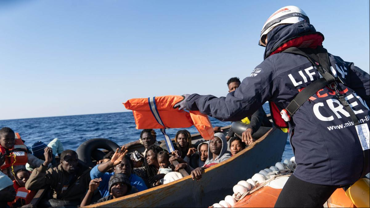 Rescatada una embarcación frente a las costas de Lampedusa con ocho migrantes muertos