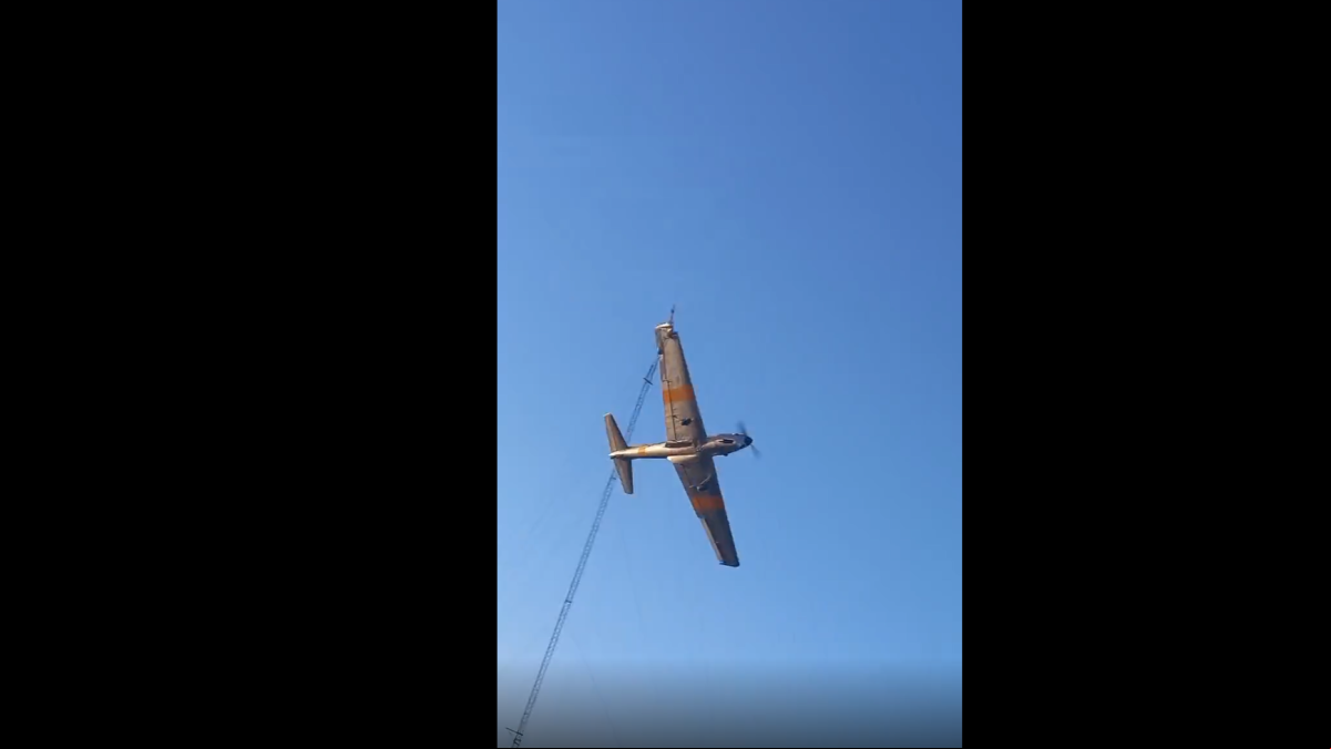 Un avión que realizaba acrobacias en un festival choca con una antena y deja cuatro heridos