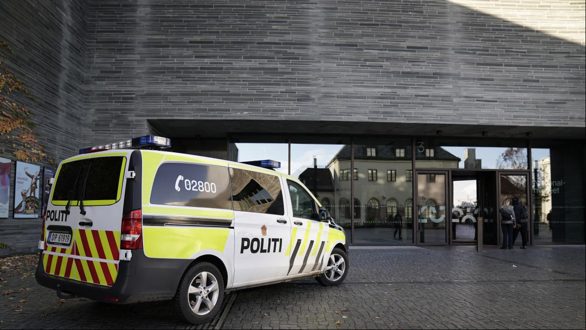 Activistas por el medio ambiente intentan pegarse al marco de El Grito de Munch en Oslo