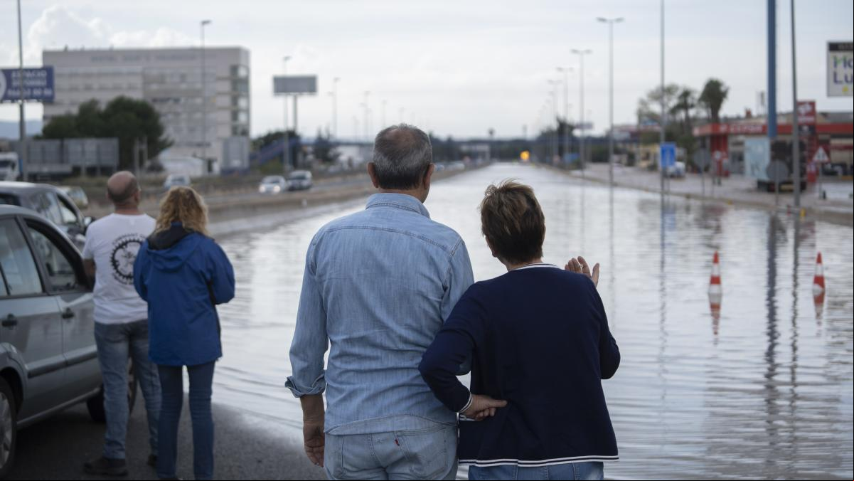 Las lluvias en València y Castellón cortan carreteras, vías de tren e inhabilitan la pista aérea