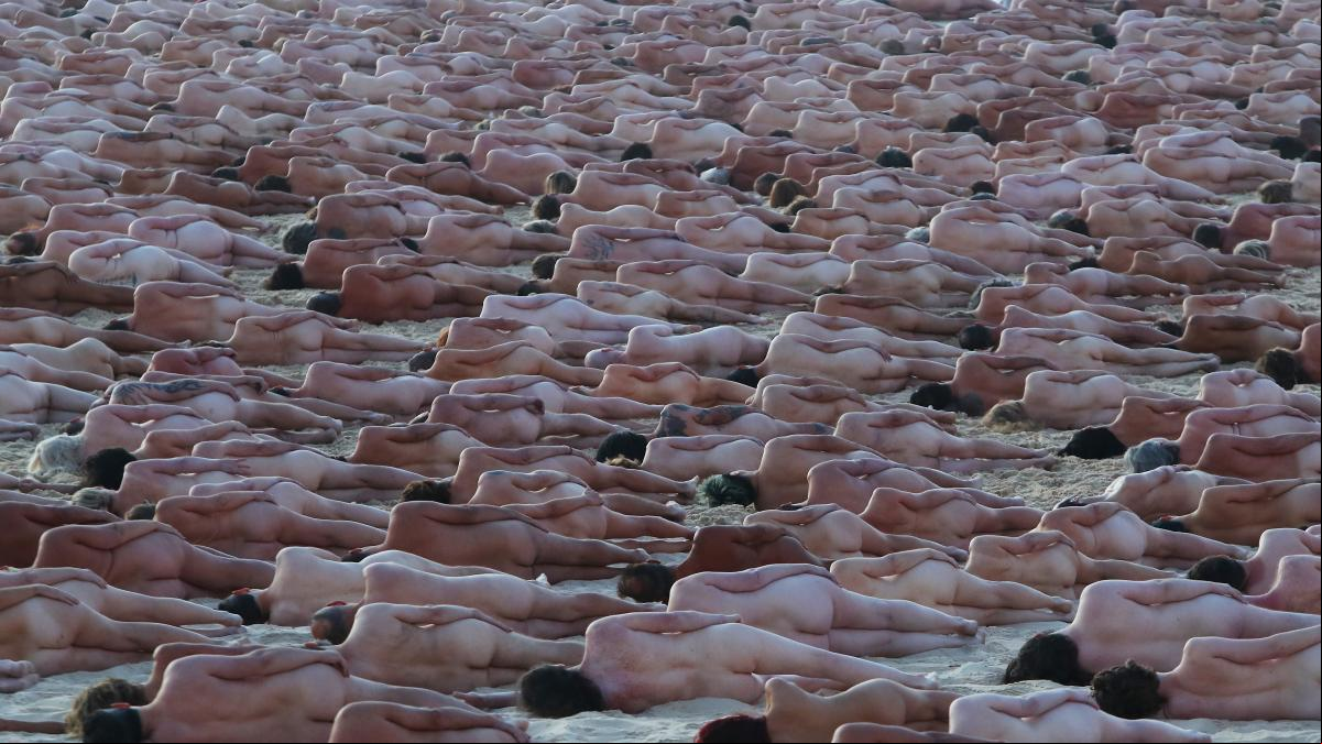 Más de 2.000 personas se desnudan en una playa australiana contra el cáncer de piel Más de 2.000 personas se desnudan en una playa australiana contra el cáncer de piel