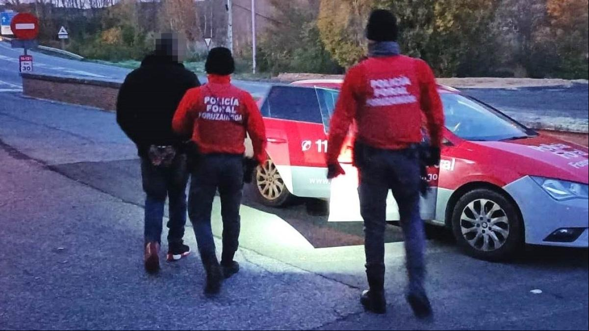 Los pasajeros de un autobús logran detener la agresión de un hombre a su pareja