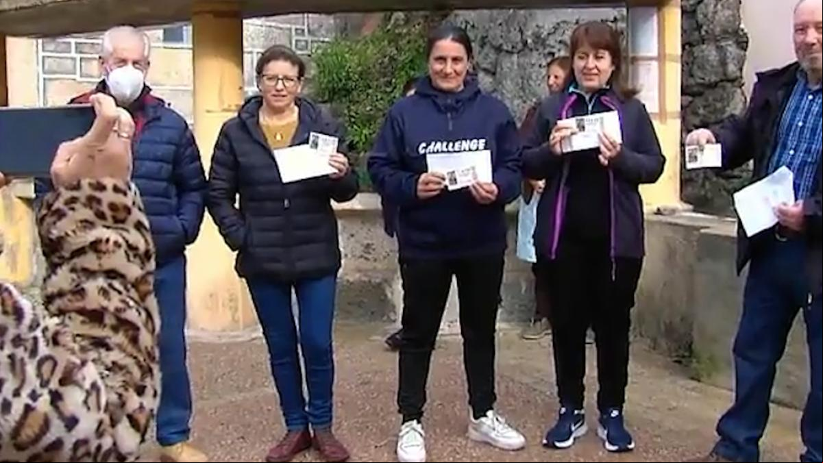Un anónimo regala décimos de Navidad a las 13 familias de un pueblo de Galicia
