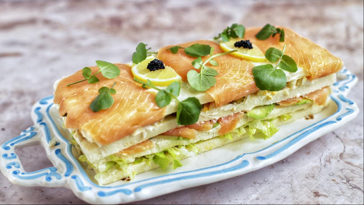 Pastel frío de salmón ahumado, un entrante fácil y rápido perfecto para Navidad