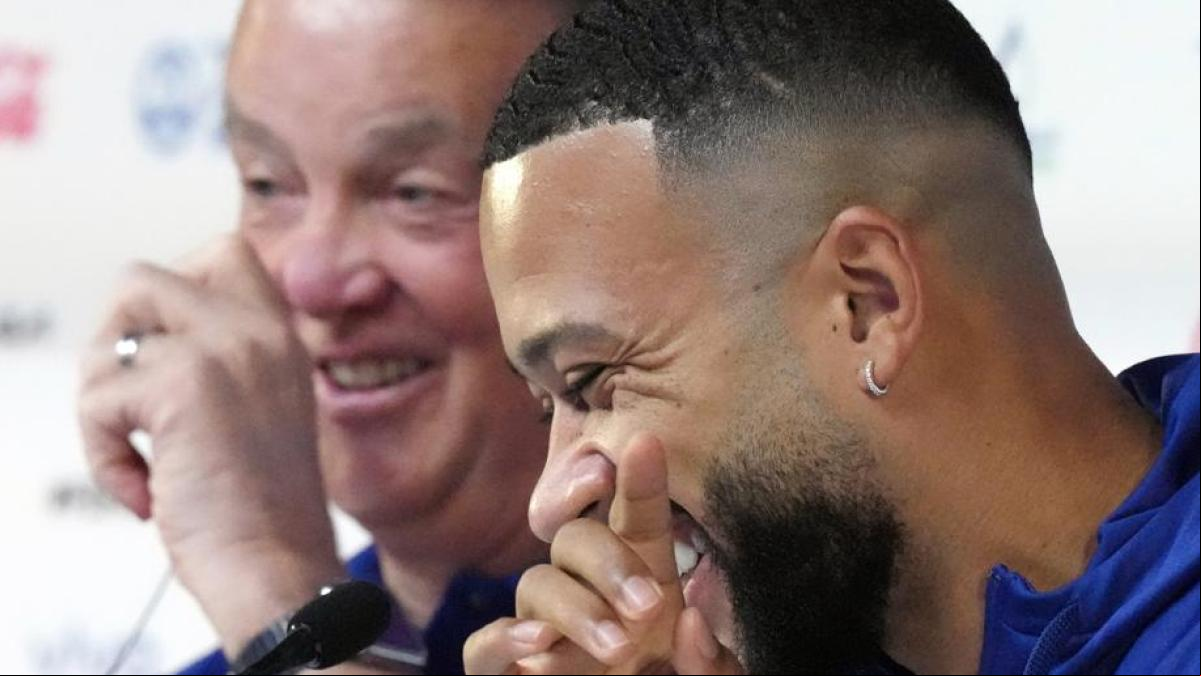 Van Gaal besa a Memphis