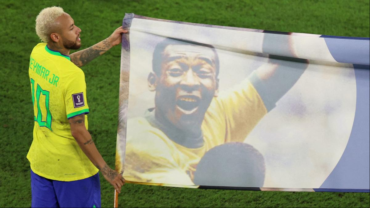 Pelé pide a Neymar que siga en la selección brasileña