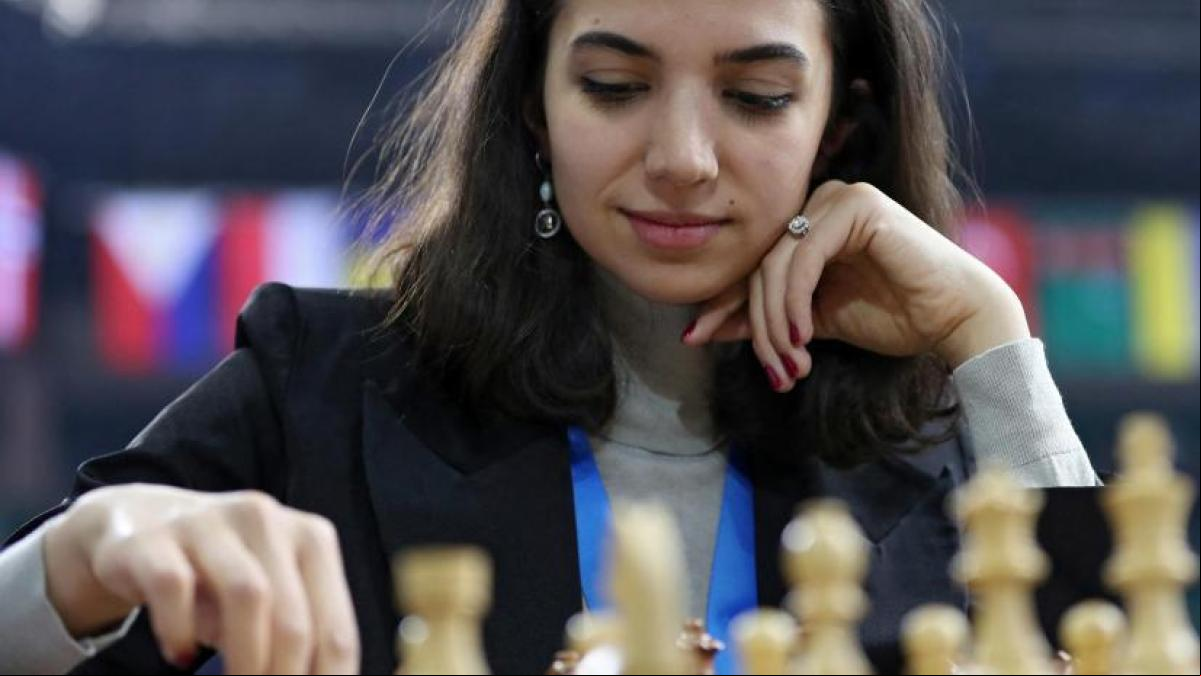 España otorga la ciudadanía a la ajedrecista iraní Sara Khadem que negó a jugar con velo