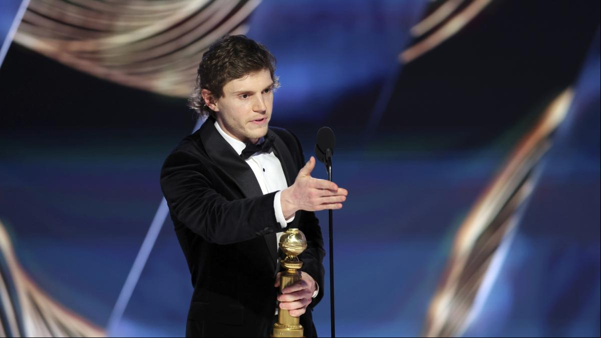 La madre de una víctima de Jeffrey Dahmer protesta contra el Globo de Oro a Evan Peters