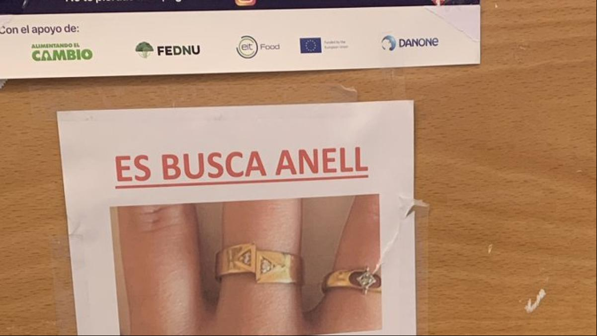 El surrealista cartel en la Universitat de Lleida con recompensa para encontrar un anillo: Hecho con muelas