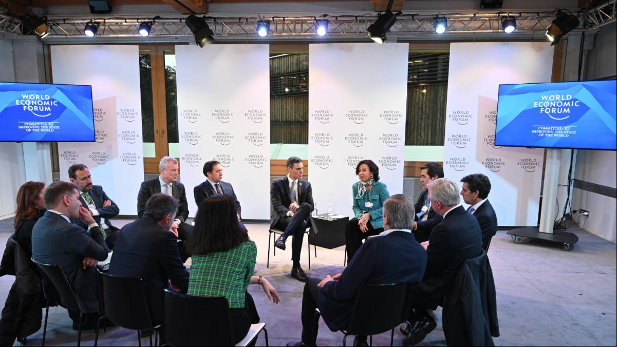 Sánchez reúne a bancos y energéticas del Ibex en Davos pero Galán no asiste