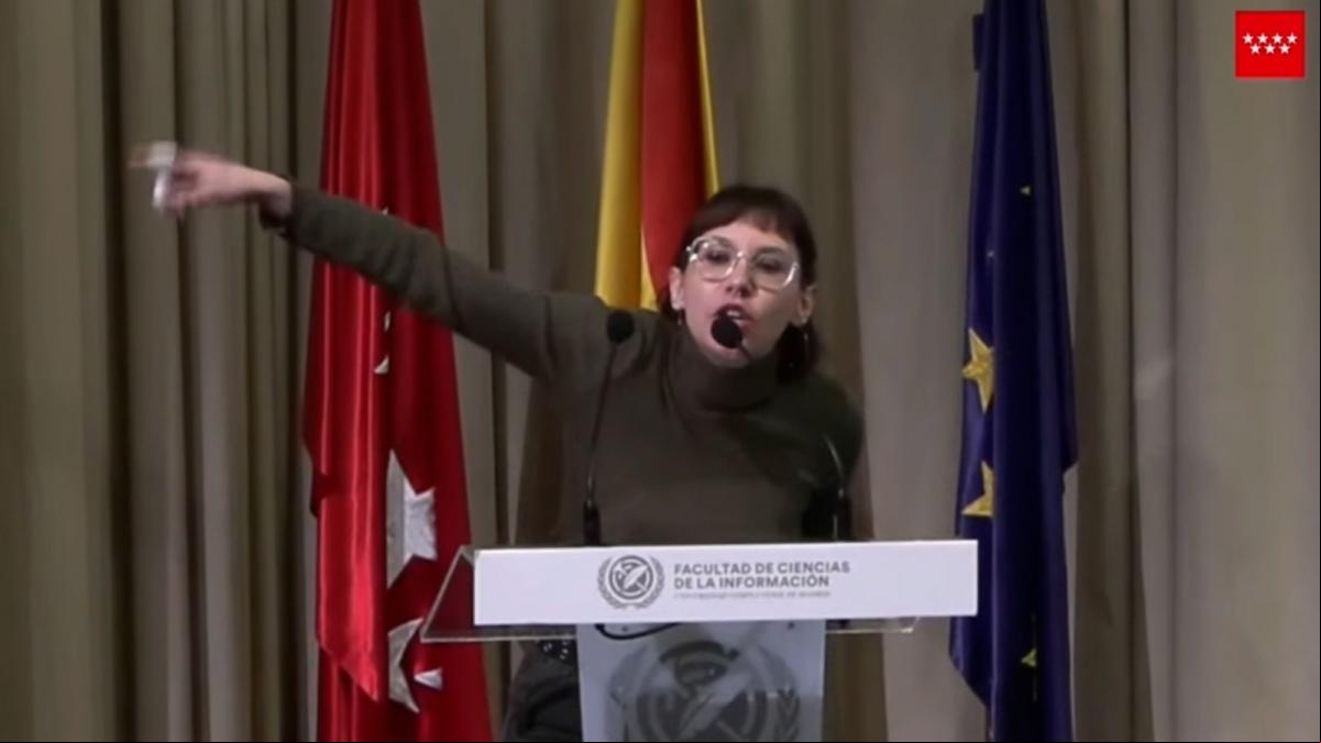 La alumna con mejor nota de Ciencias de la Información carga contra Ayuso en su acto de homenaje en la UCM: Los ilustres están fuera