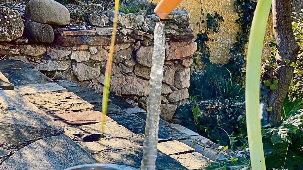 El agua se congela al salir del grifo por la ola de frío