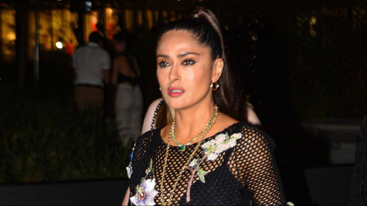 Salma Hayek desfila en ropa interior y con el vestido red más atrevido en la alfombra roja