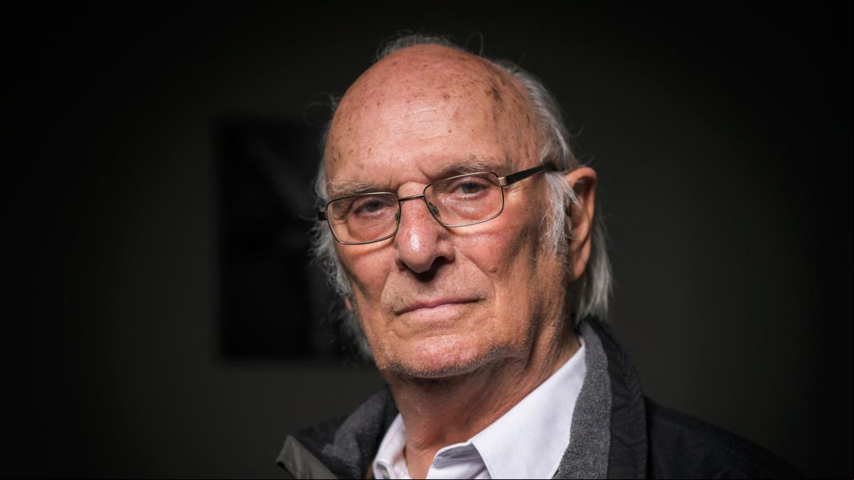 Cuatro mujeres y siete hijos: la vida sentimental convulsa y muy privada de Carlos Saura