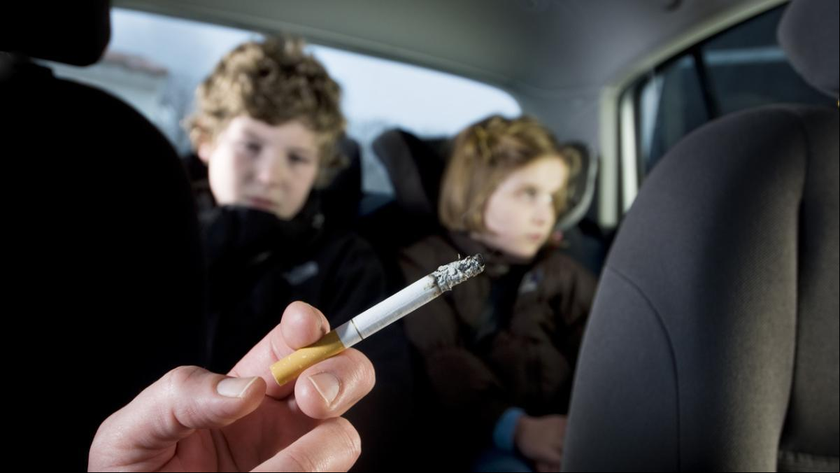 El gobierno español quiere prohibir fumar dentro de los coches si hay niños
