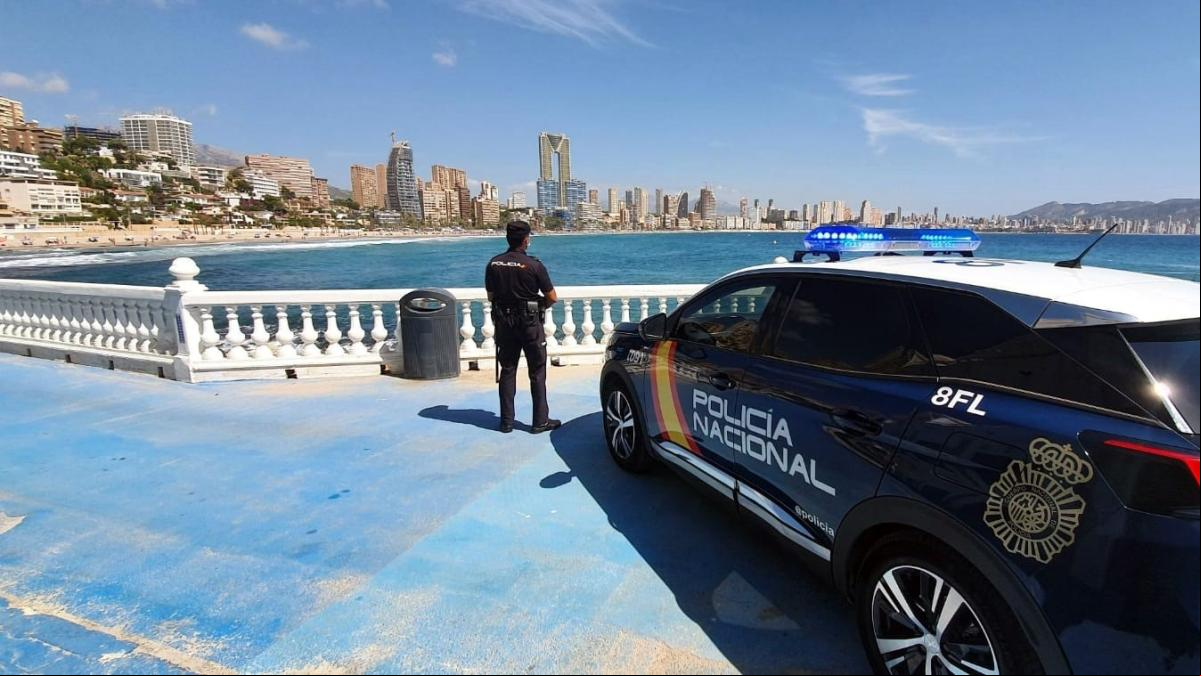 Acude a la Policía en Benidorm para renovar papeles y lo detienen porque lo buscan en Italia