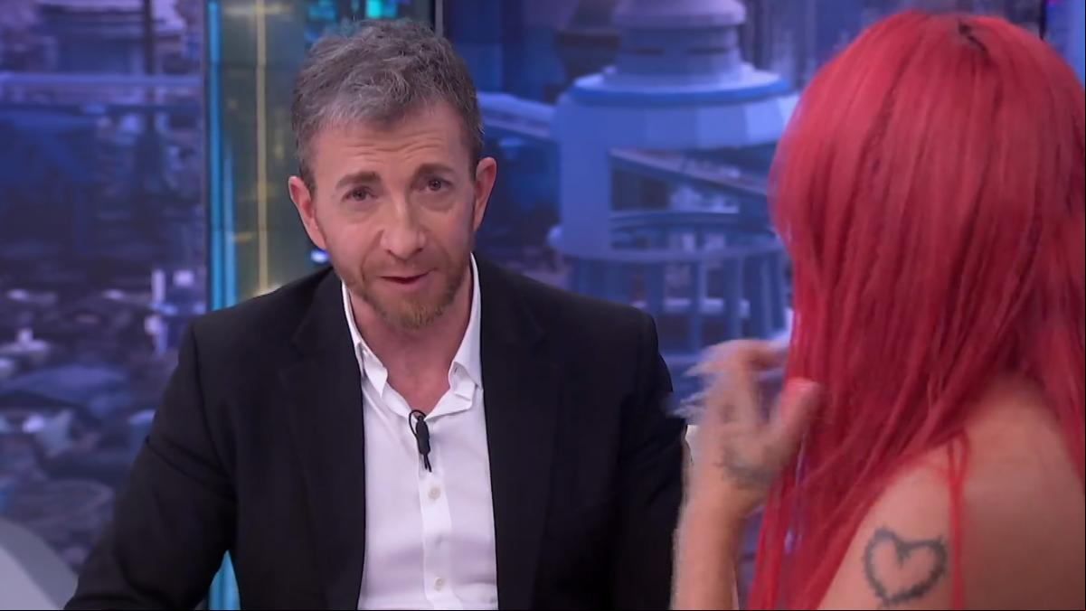 Hay gente apuntándome con un revolver: Pablo Motos, obligado a pedir perdón por su error con Karol G en El Hormiguero