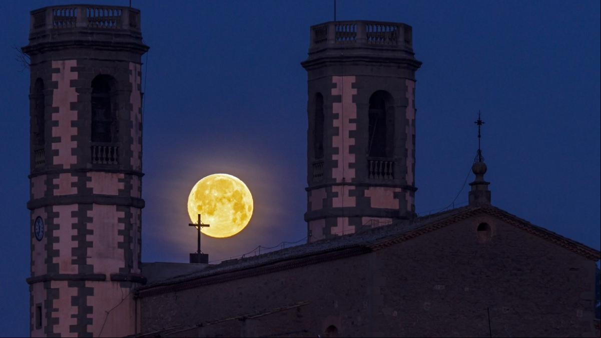 Mira cómo se esconde la luna llena del gusano