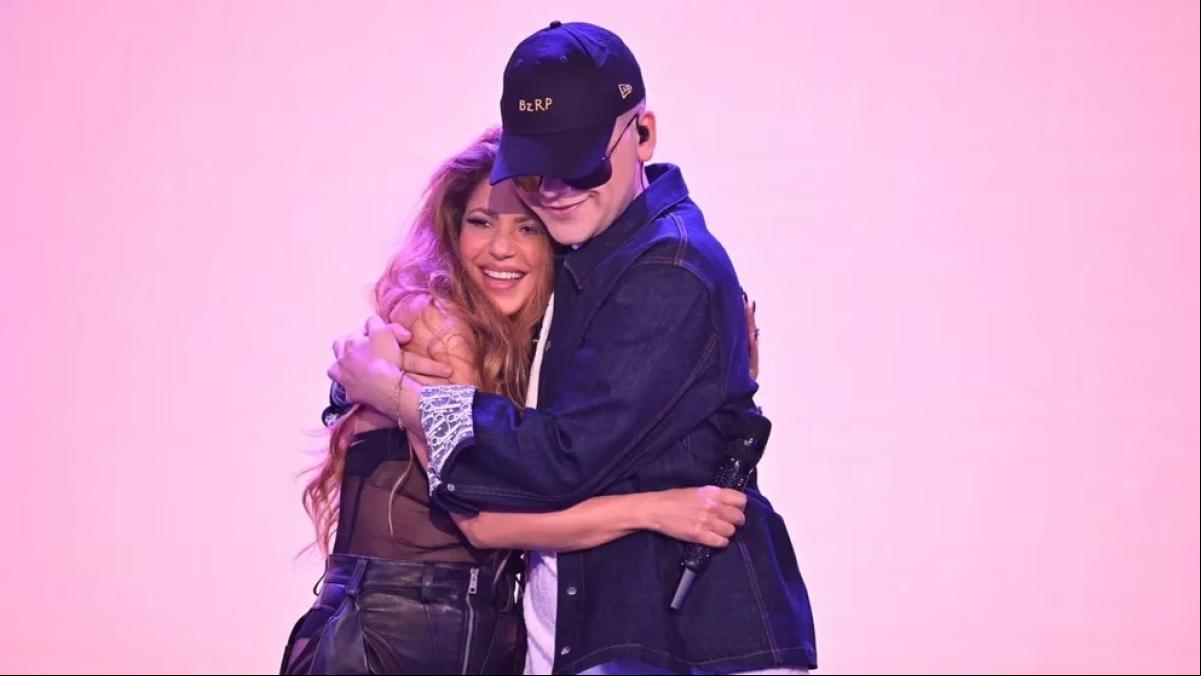 Aullido inédito de Shakira con Bizarrap en Jimmy Fallon: más loba que nunca