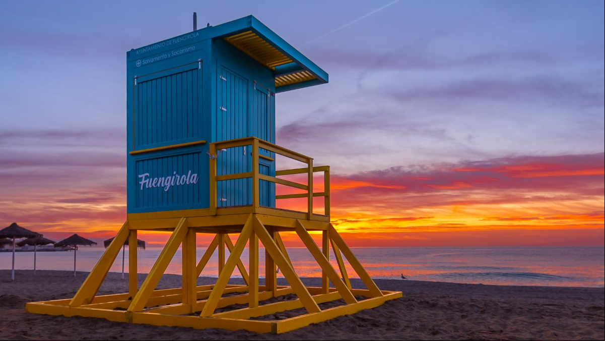El amanecer de los socorristas en Fuengirola