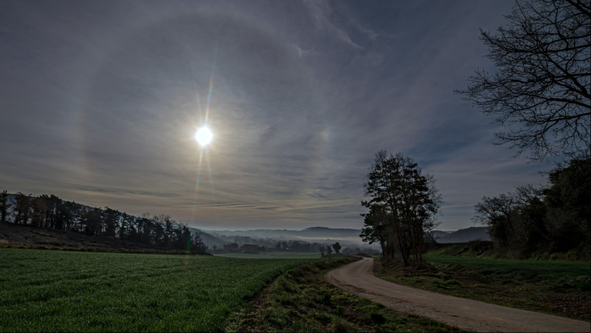 La NASA destaca la Foto del Lector con la niebla y el halo solar de Emili Vilamala en La Vanguardia