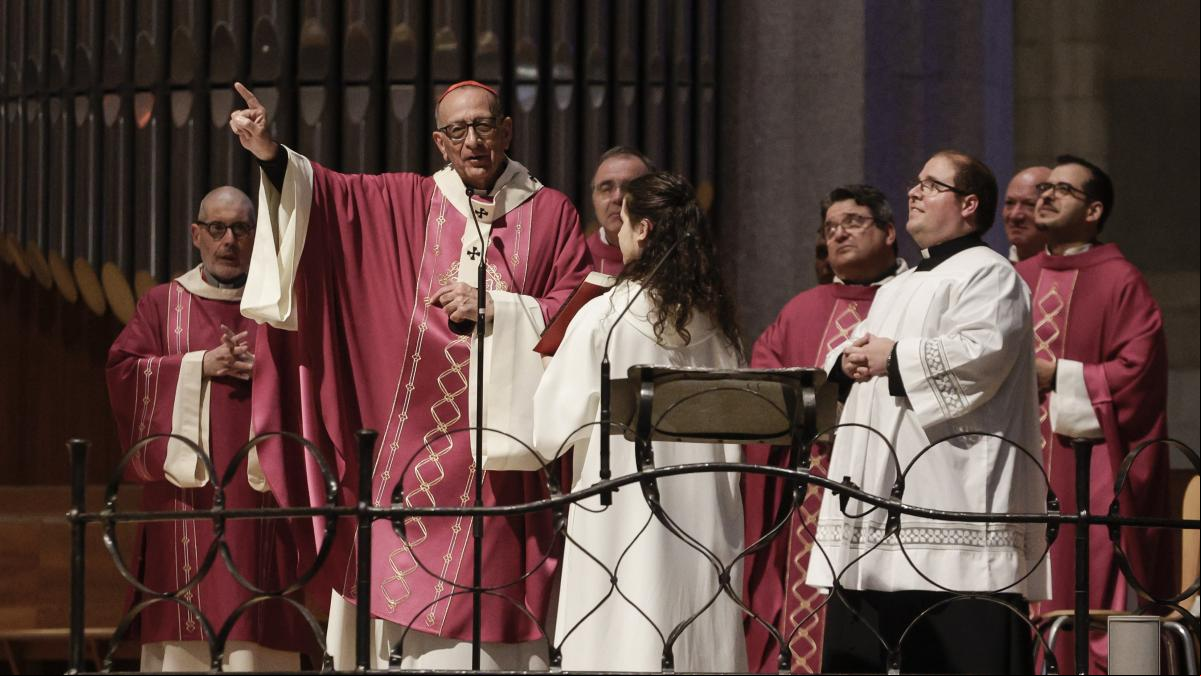 La Iglesia entrega al Defensor del Pueblo seis volúmenes con información de abusos a menores