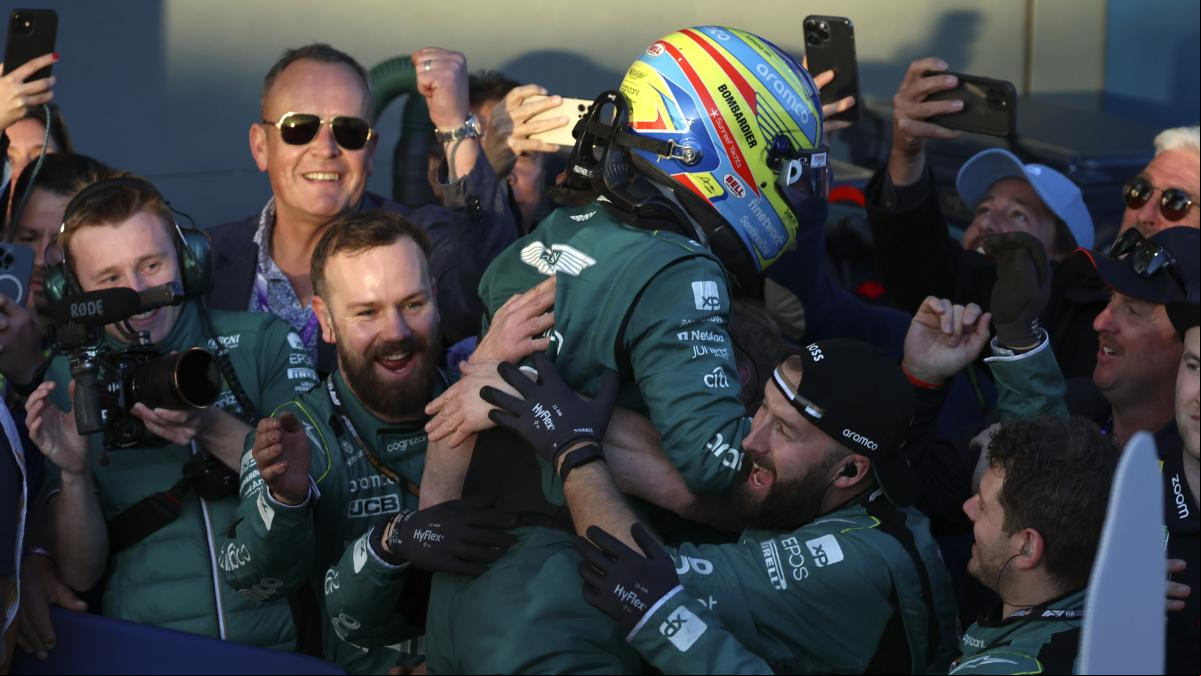 Alonso se abona al tercer puesto en una carrera loca en Australia