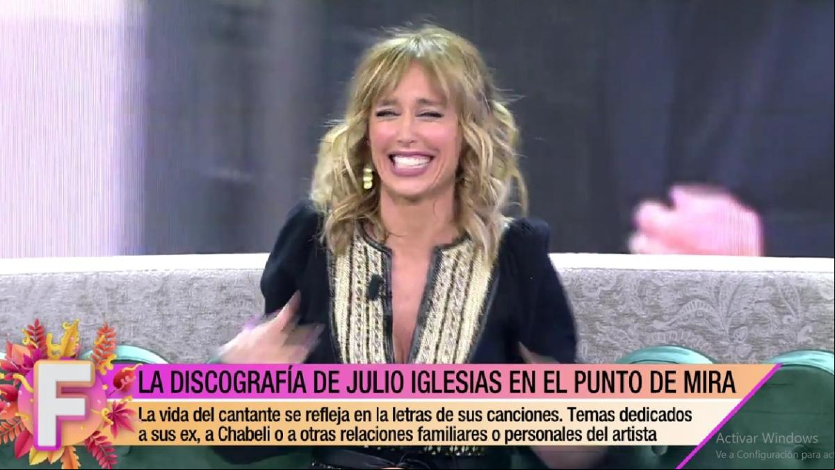 Emma García se troncha en directo al recordar su episodio más íntimo con Julio Iglesias