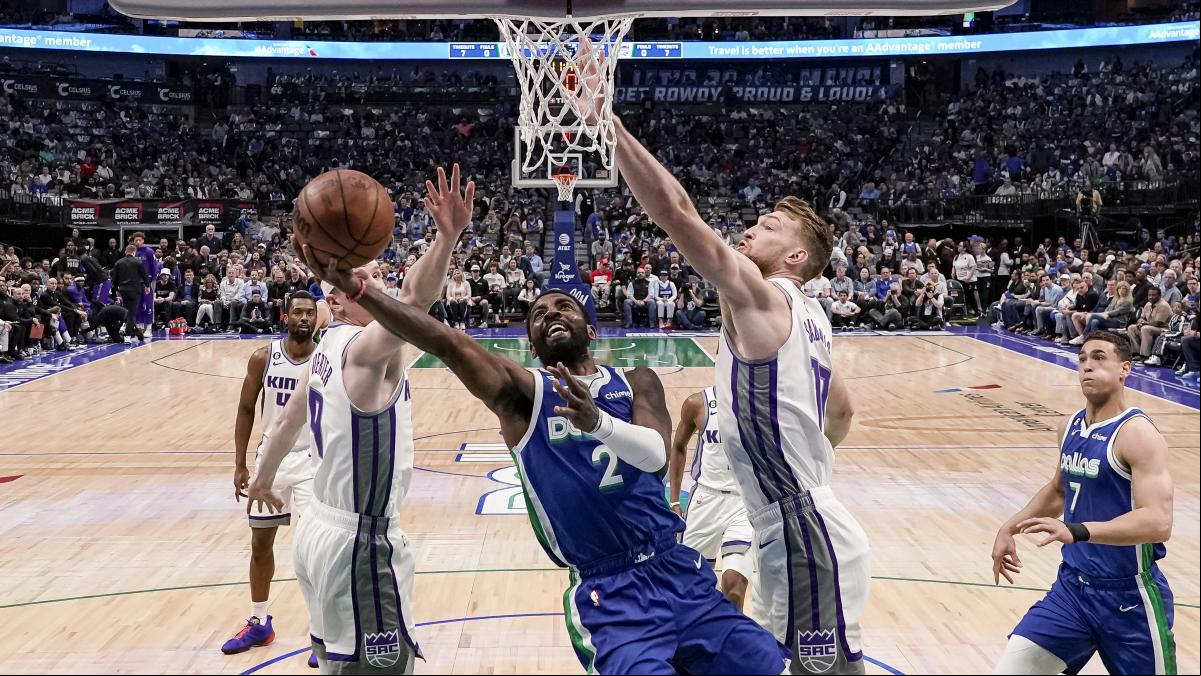Irving mantiene a los Mavericks en la lucha por el play in con una exhibición en el último cuarto