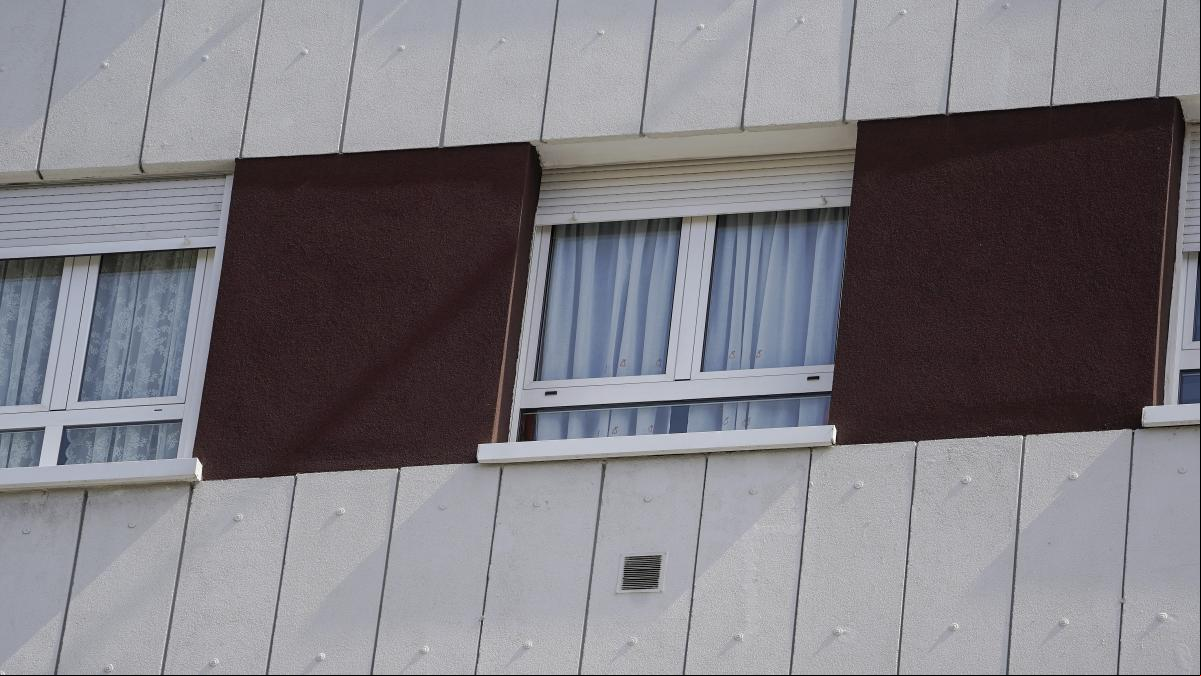 Su móvil queda en el sobretecho de su balcón, trata de recuperarlo y cae a plomo desde un cuarto piso: “Un estruendo muy grande y una mujer gritando”