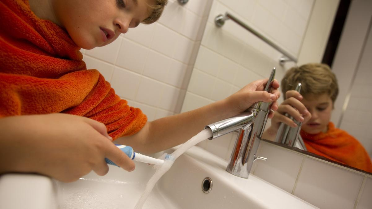Barcelona y Madrid, entre las ciudades españolas con presencia de microplásticos en el agua potable