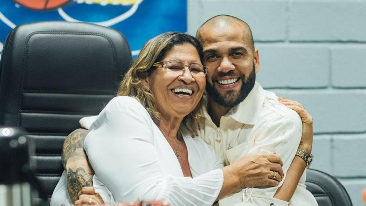 La madre de Dani Alves continúa defendiendo la inocencia de su hijo