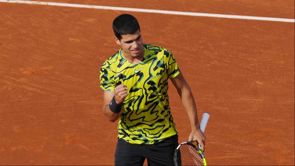Alcaraz arrasa ante Evans y se cita con Tsitsipás en una final prémium del Godó