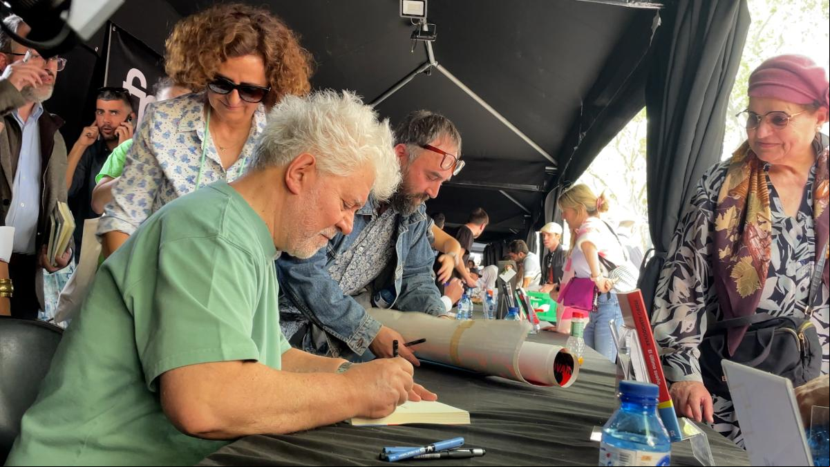 Almodóvar lo firma todo en su primer Sant Jordi