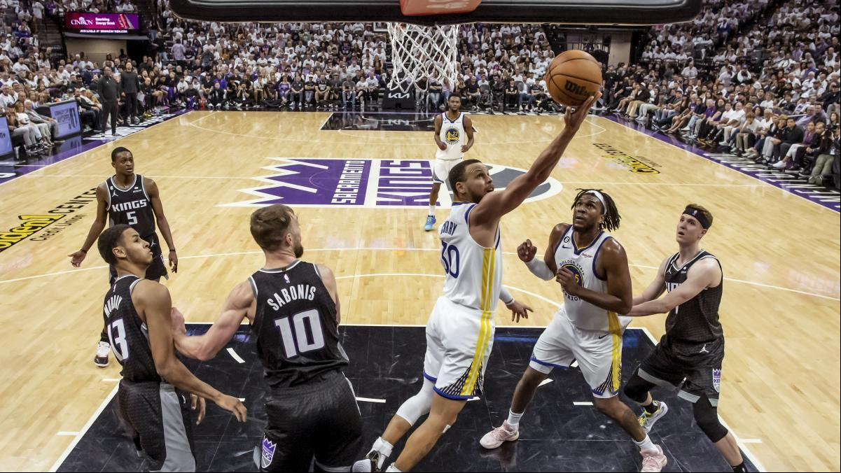 Un legendario Curry firma 50 y destroza a los Kings en el partido 7