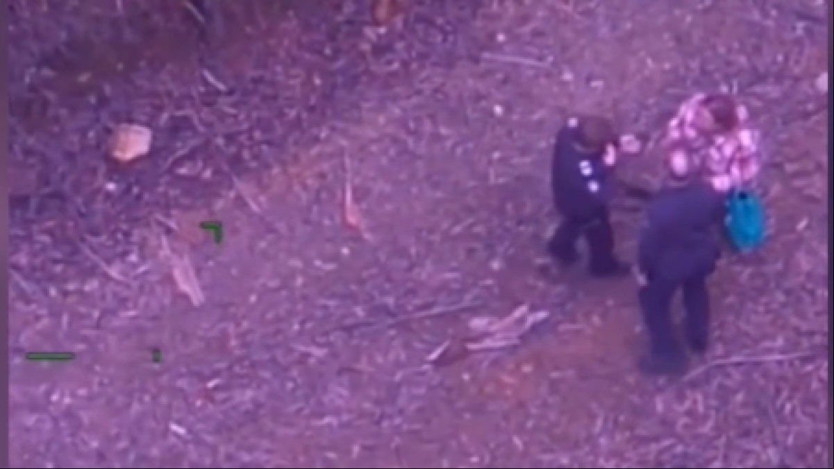Una mujer se pierde en la selva durante cinco días y sobrevive a base de una botella de vino y dulces