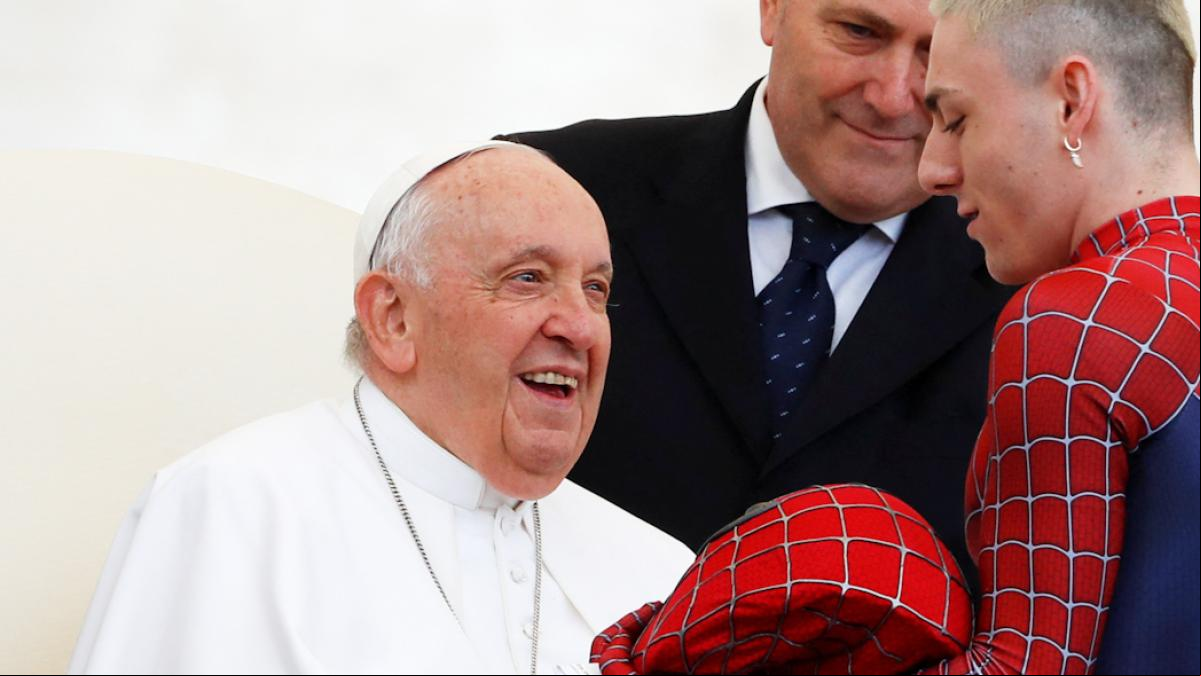 Spiderman visita al papa Francisco en El Vaticano